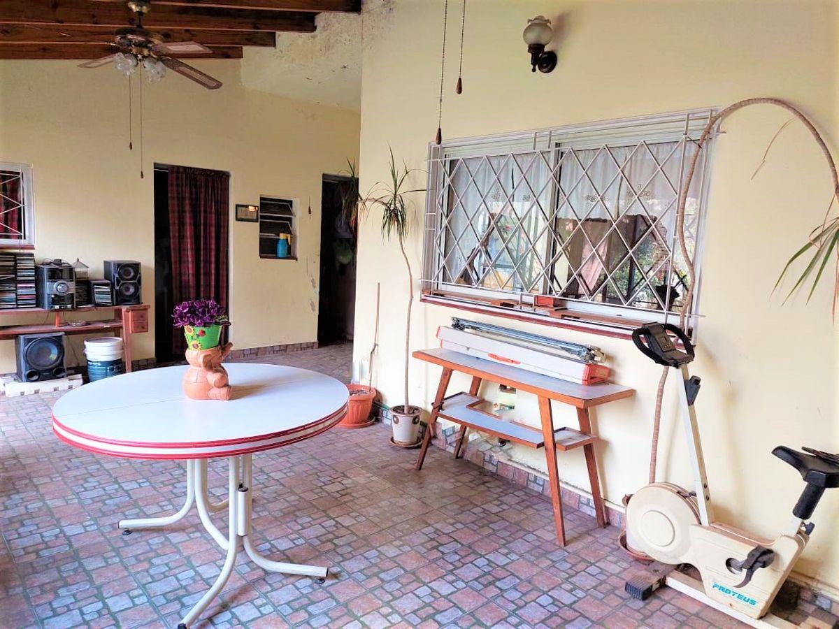 Foto de Casa con Parque - Quincho y Garaje - 5 Ambientes - Oportunidad - Apto, imagen 3