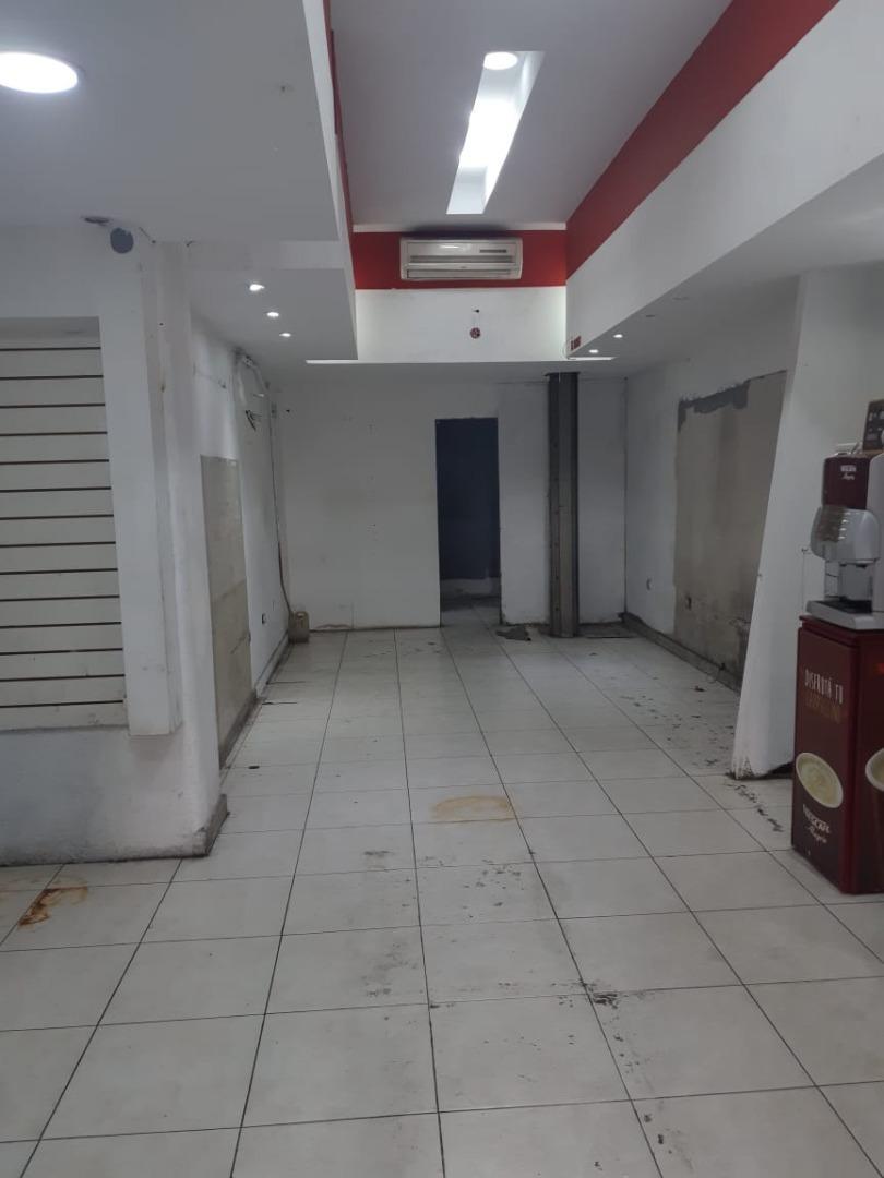 Local con sótano y entre-piso sobre vía públcia
