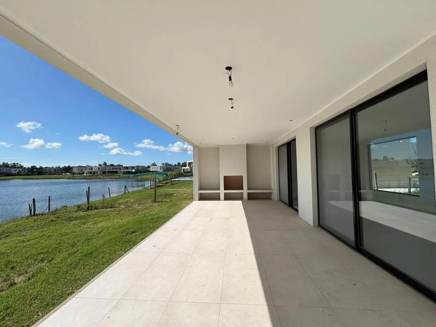 Moderna casa en venta laguna, pileta, Santa Ana, Villanueva 5