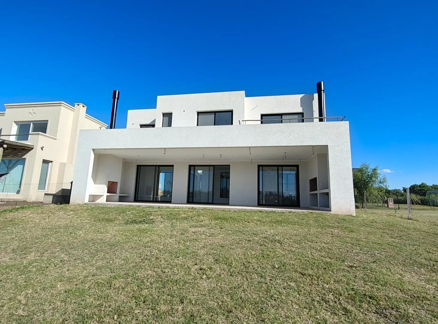 Moderna casa en venta laguna, pileta, Santa Ana, Villanueva 2