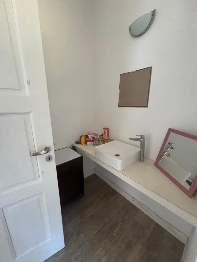 Casa de 300m2 en Venta, Barrio Casuarinas, Pilar del Este 4
