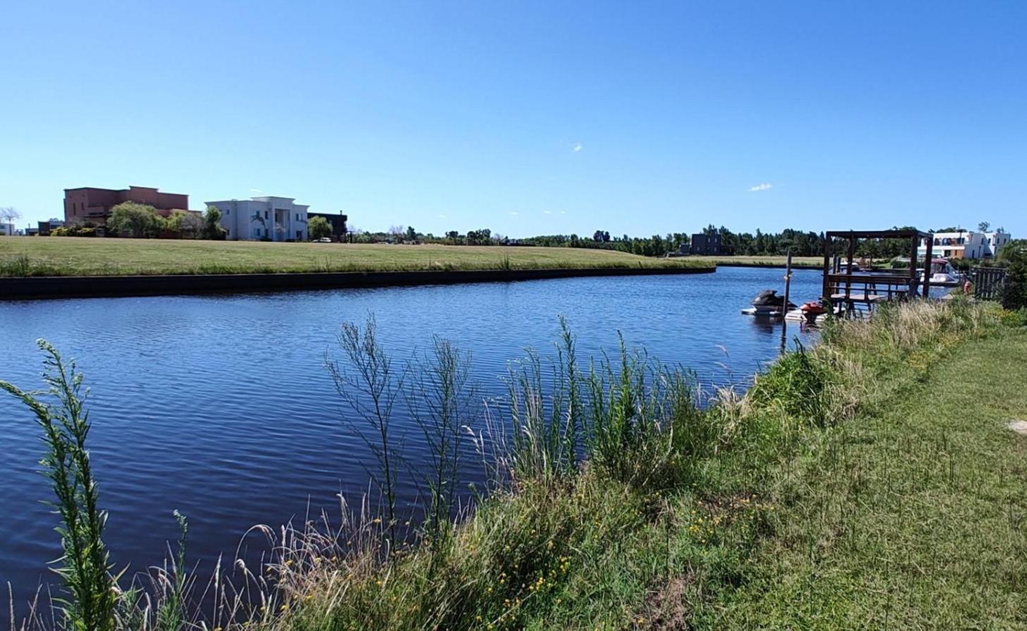 Lote al rio de 900m2 en venta en B° náutico El Naudir.