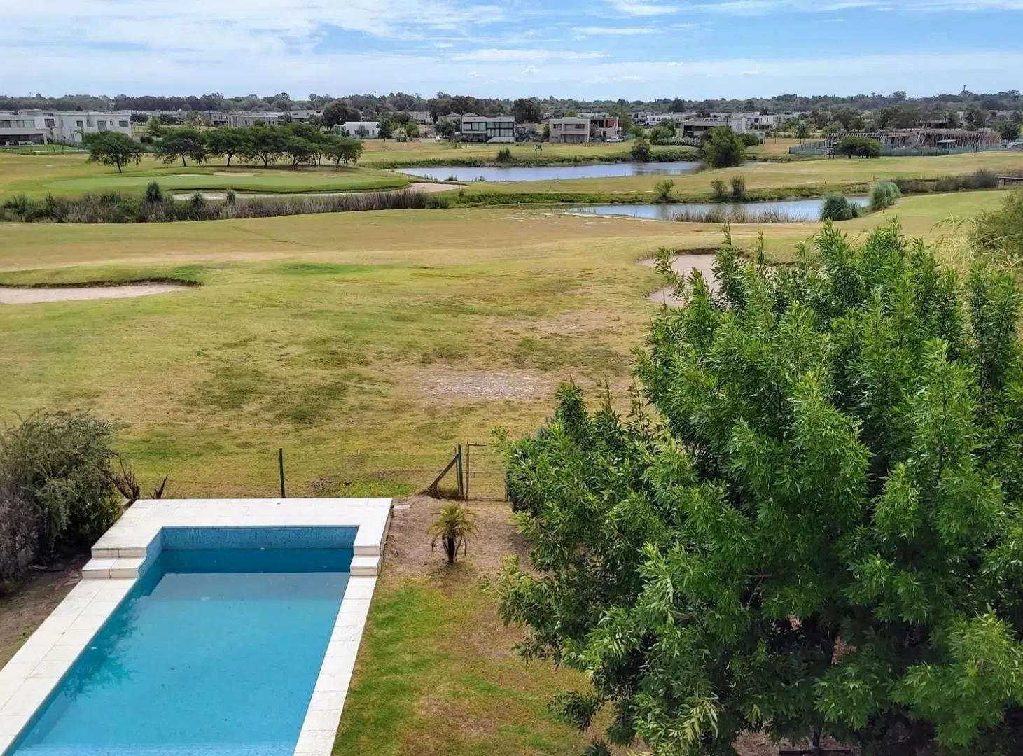 Casa de 440m2 al Golf en venta con pileta. B.Golf, El Cantón 3