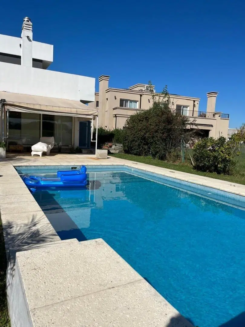 Casa de 440m2 al Golf en venta con pileta. B.Golf, El Cantón 2