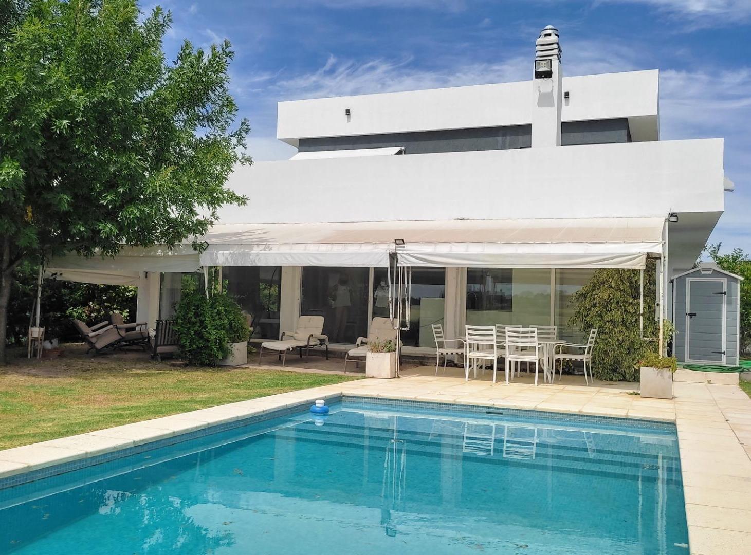 Casa de 440m2 al Golf en venta con pileta. B.Golf, El Cantón