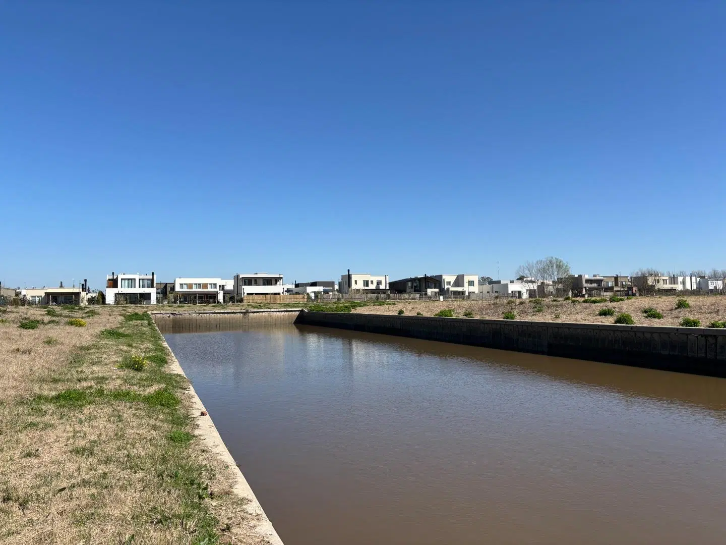 Lote al rio 720m2 en venta en el Barrio Náutico Villanueva 8