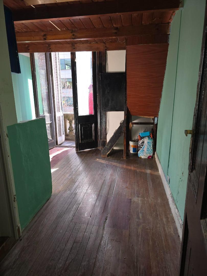 Foto de Mono ambiente al frente con balcón y entre-piso, a reciclar, imagen 1