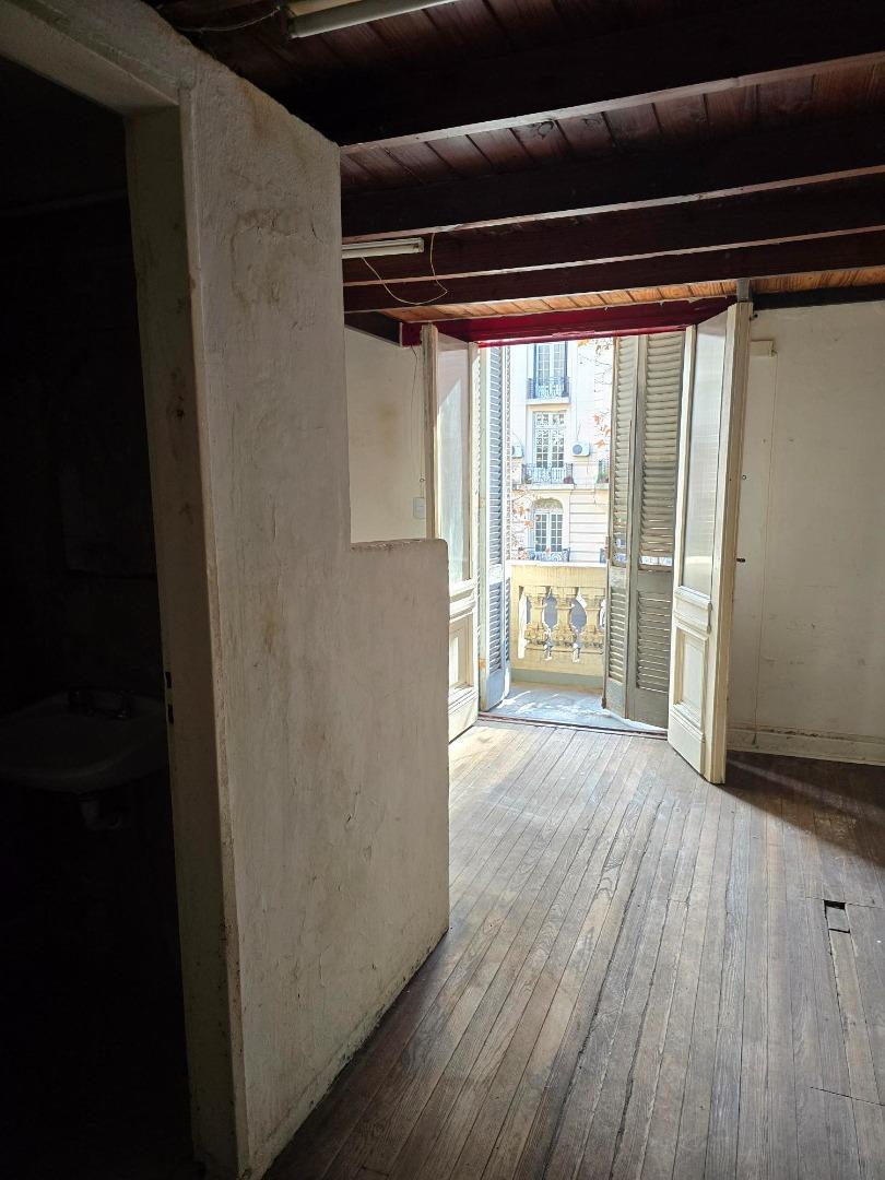 Foto de Mono ambiente al frente con balcón y entre-piso, a reciclar, imagen 1