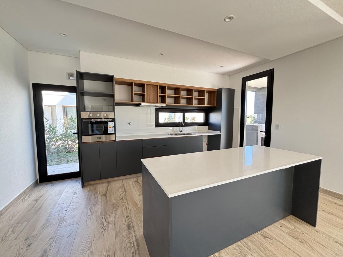 Foto de Casa en venta al golf c/ pileta en B.Golf,El Cantón. Escobar, imagen 1
