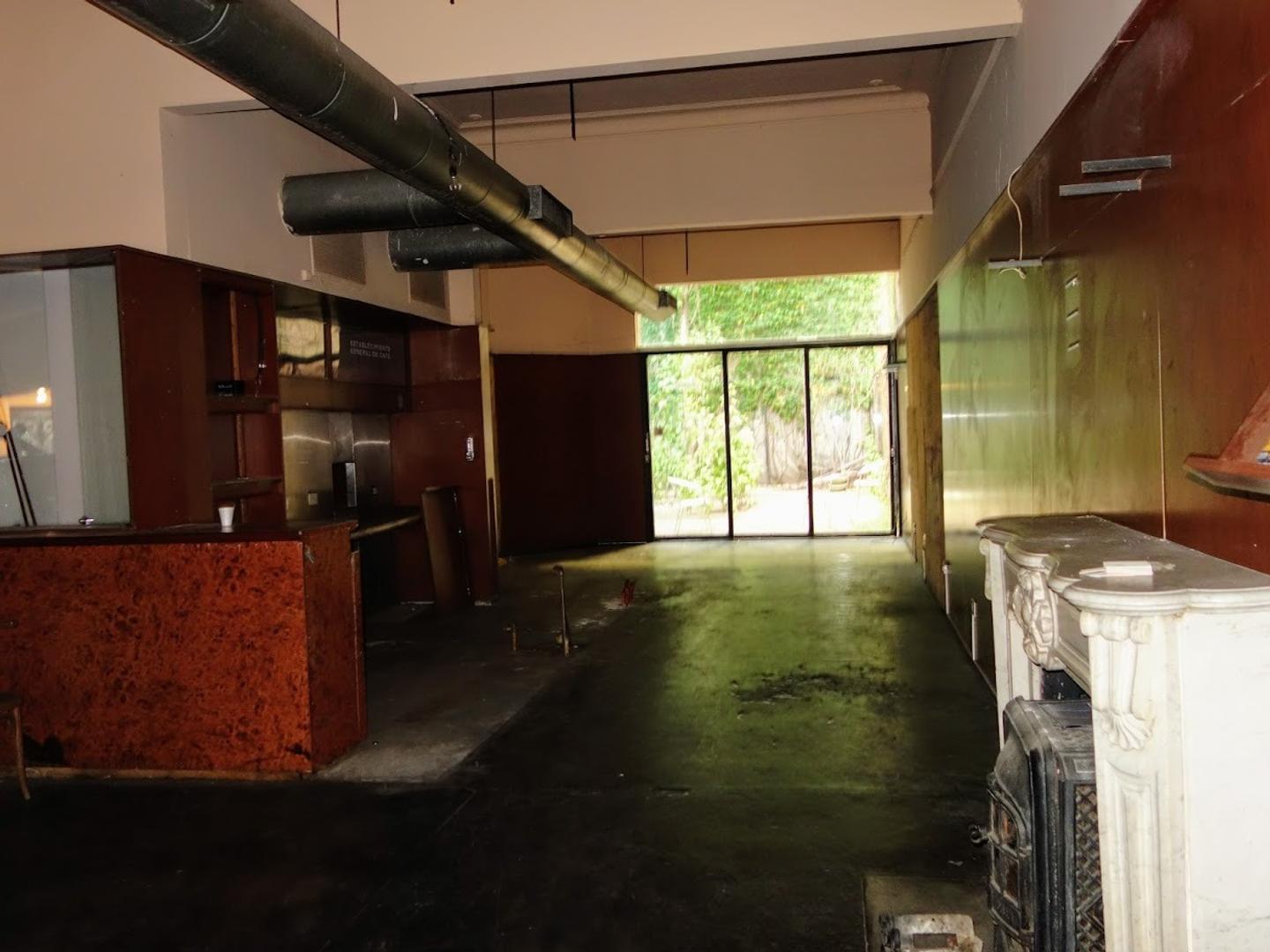 Foto de Local con salón, patio y 1° piso (sin expensas), imagen 1