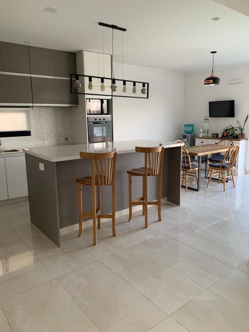Foto de Casa en Venta a la laguna en Barrio San Sebastián. A8. Pilar, imagen 1