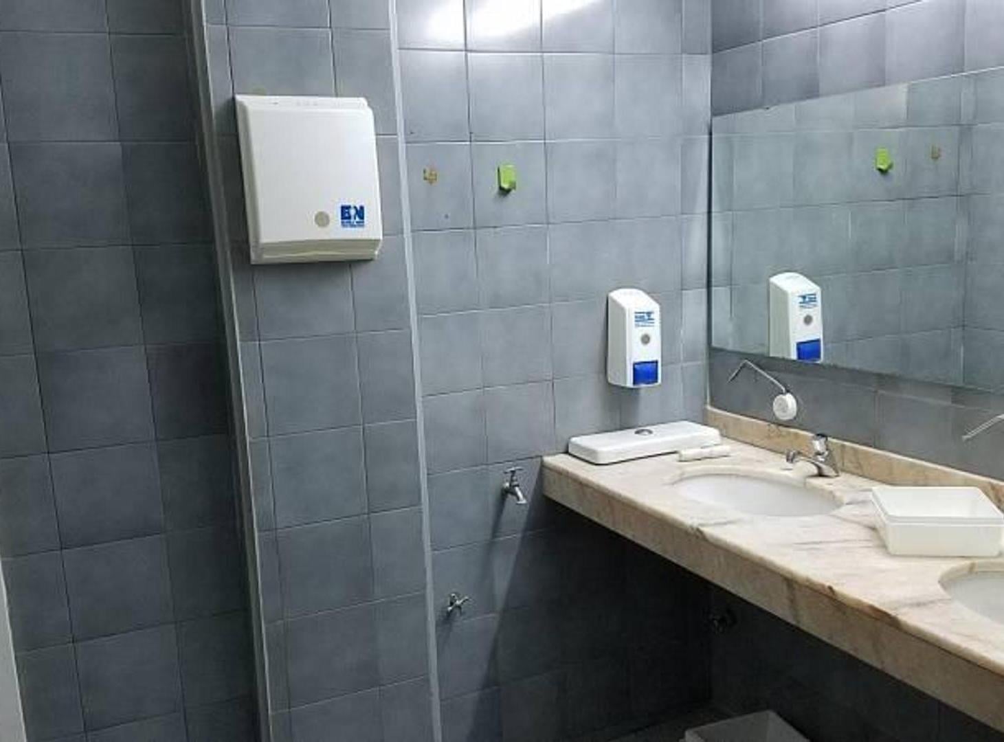 Foto de Amplias oficinas al frente + 2 cocheras fijas y cubiertas, imagen 2