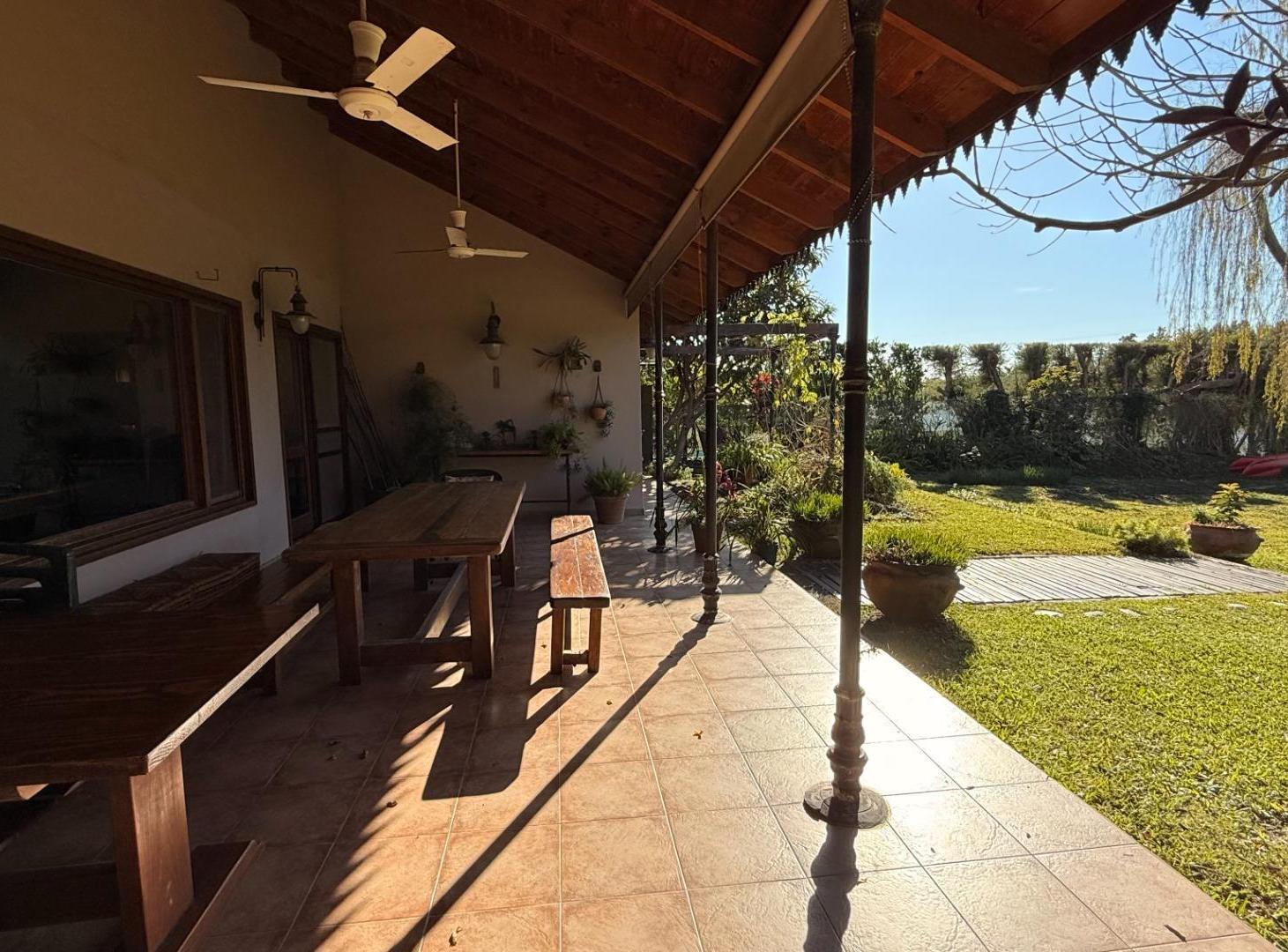 Foto de Casa en una sola planta a la laguna en venta, B. Los Ombúes, imagen 1