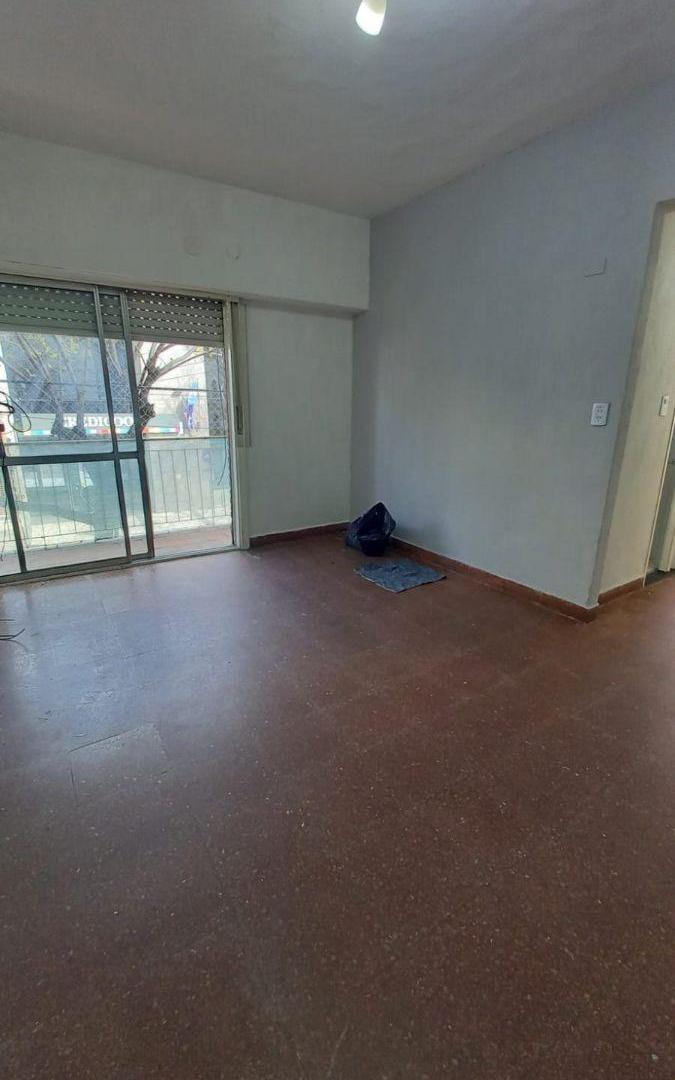 Foto de Departamento 3 ambientes Frente, Balcon, Cocina comedor. Liniers., imagen 3