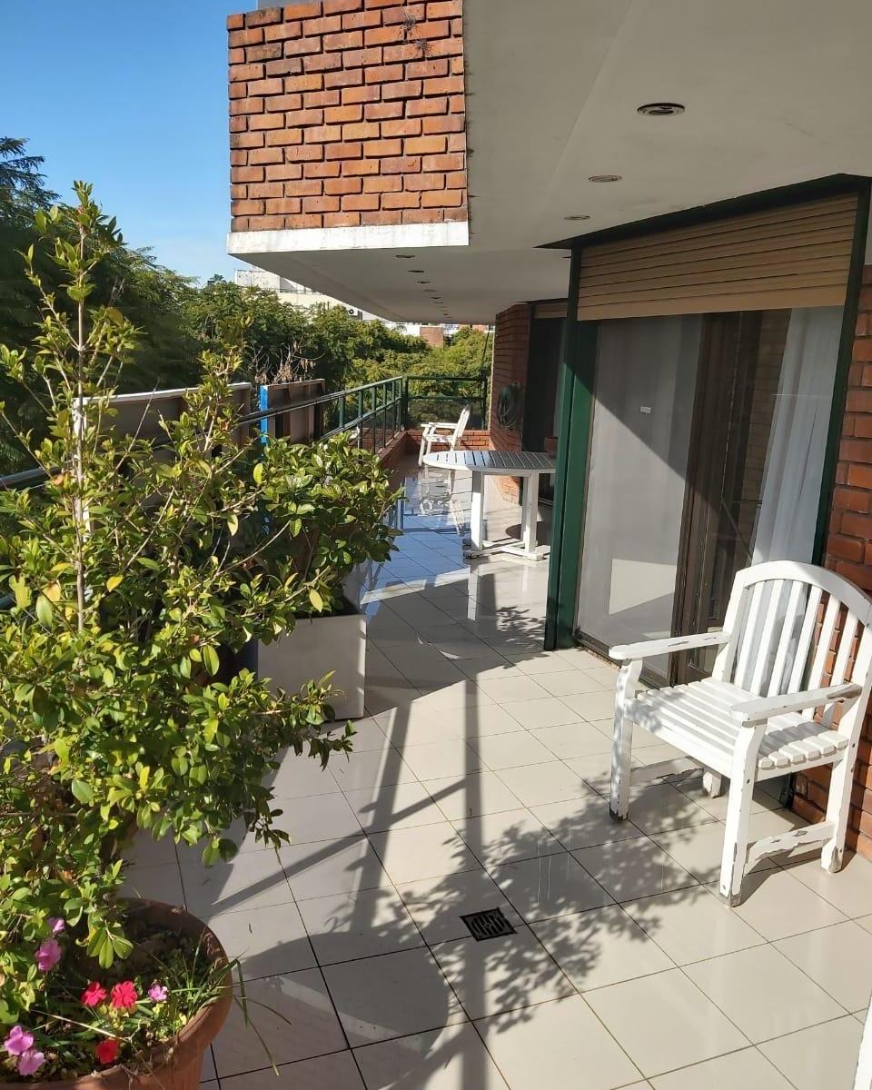 Excelente Triplex con Pileta y Parrilla en Pleno Barrio Parque - Dos Cocheras 1
