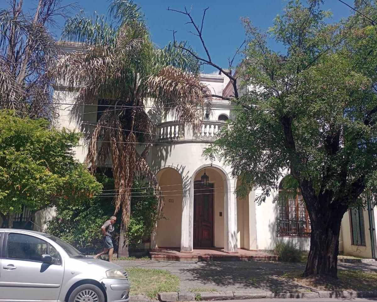 Se Escuchan Ofertas! 287 m Cubiertos de Estilo 3 Dorm, 3 Baños, 2 Cocheras 1