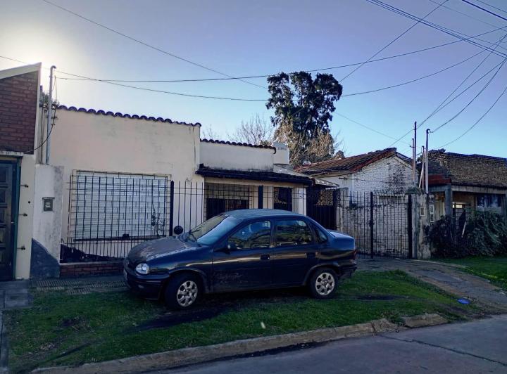 Solida Casa dos dormitorios, a 15 cuadras de la estación de Padua Sur