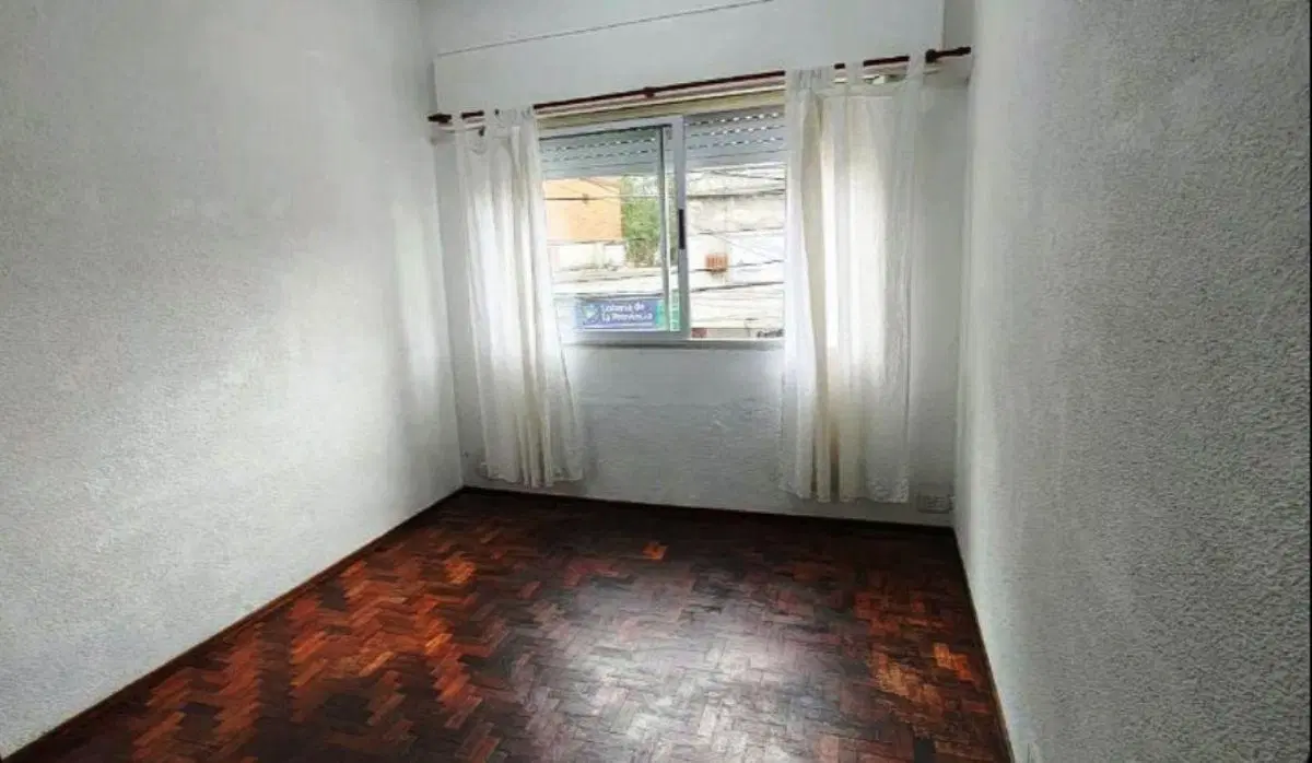 En Excelente Ubicación, A 20 Mts. De La Estación De Castelar, Ideal Profesional. 2