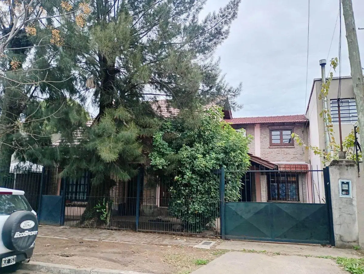 Amplia Y Solida Casa Con 4 Dormitorios Y Dos Baños, Pileta Ituzaingo Norte 2