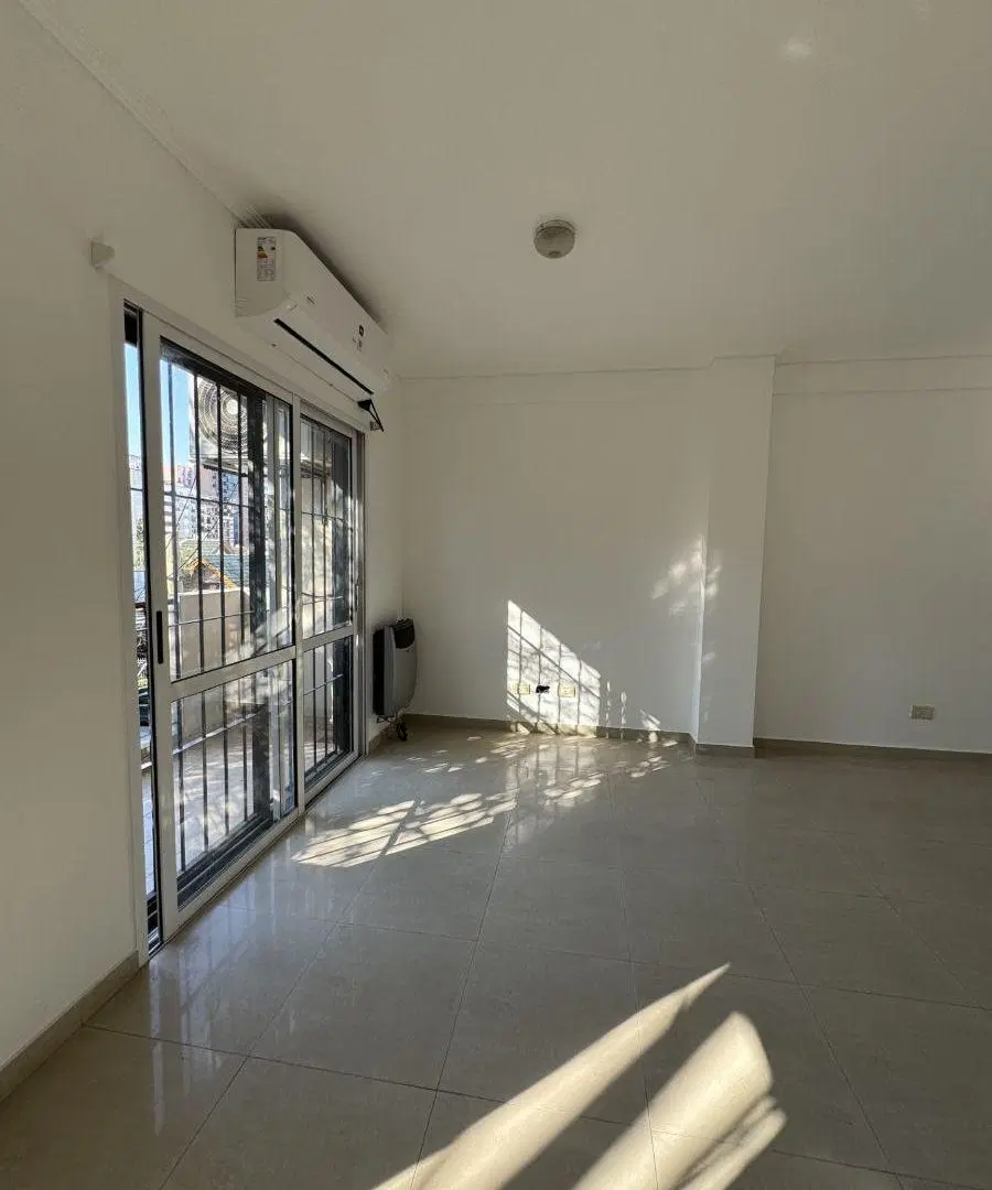 Departamento de 3 ambientes con balcón al frente - Excelente ubicación - Ramos Mejía Sur 1