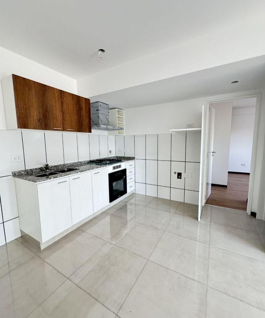 Foto de DEPARTAMENTO DE 2 AMBIENTES CON COCHERA - VENTA - HAEDO SUR, imagen 3