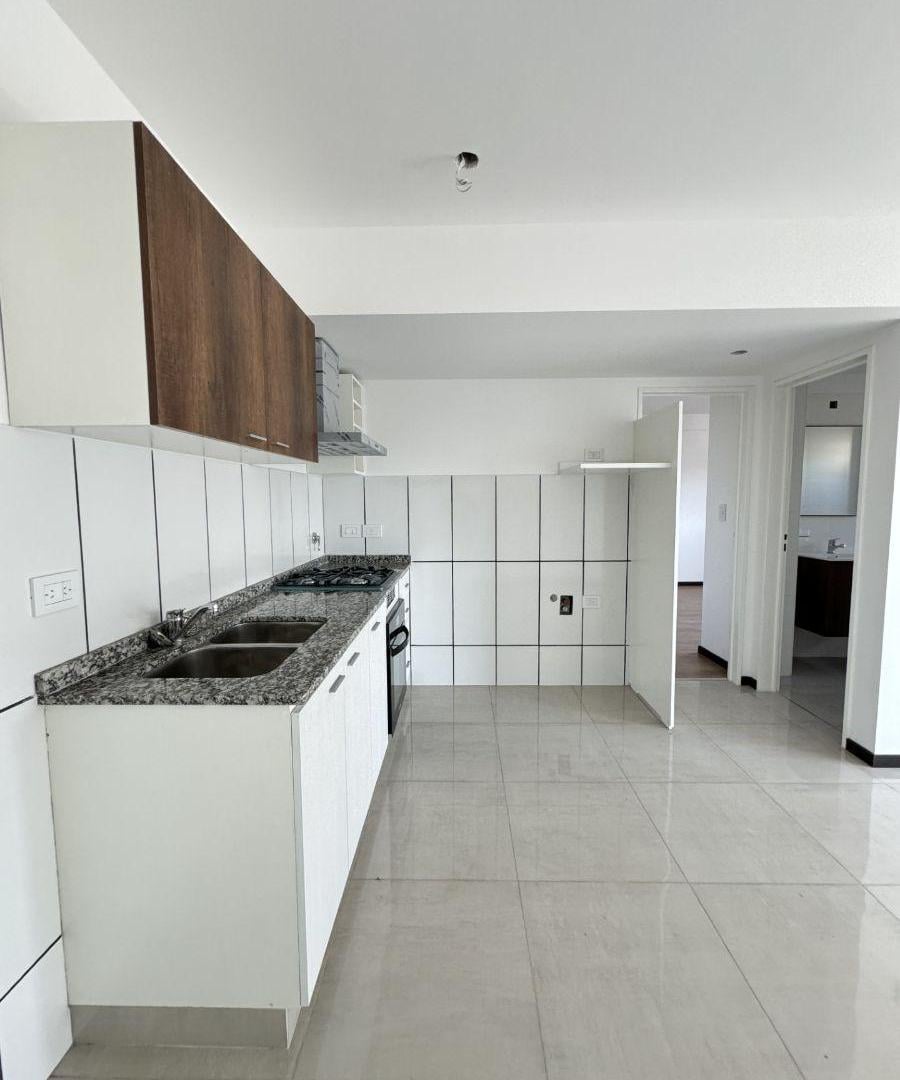 Foto de DEPARTAMENTO DE 2 AMBIENTES CON COCHERA - VENTA - HAEDO SUR, imagen 2