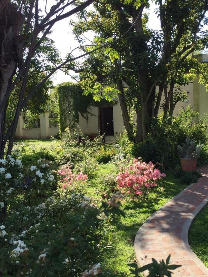 Usd 220.000 Sobre Lote 3.750 m² Casa4 Amb. + Casa de Caseros 5