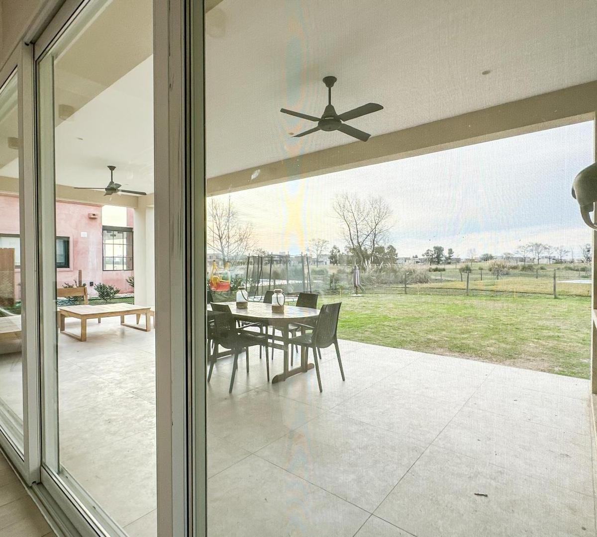 Excelente Casa en Venta en El Cantón, B. Golf 3