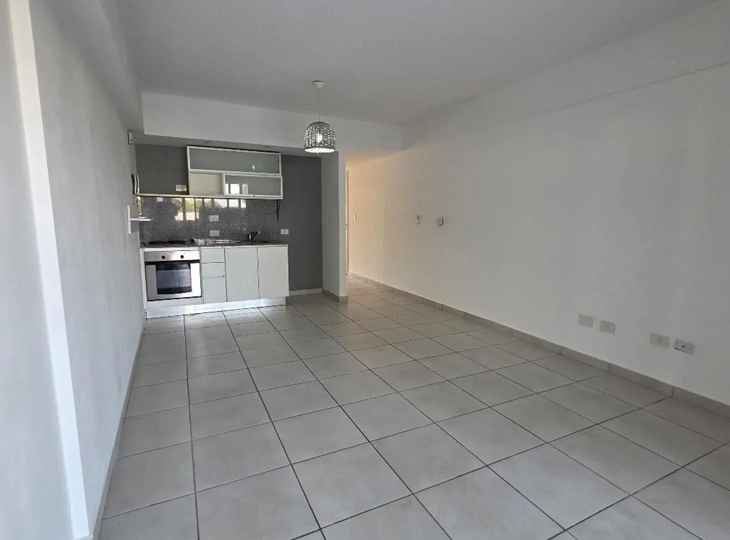 $ 950.000.-ALQUILER EN PESOS - PB 2 AMB. Y MEDIO C/ COCH. 5