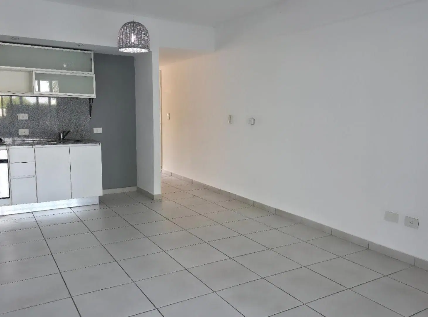 $ 950.000.-ALQUILER EN PESOS - PB 2 AMB. Y MEDIO C/ COCH. 4