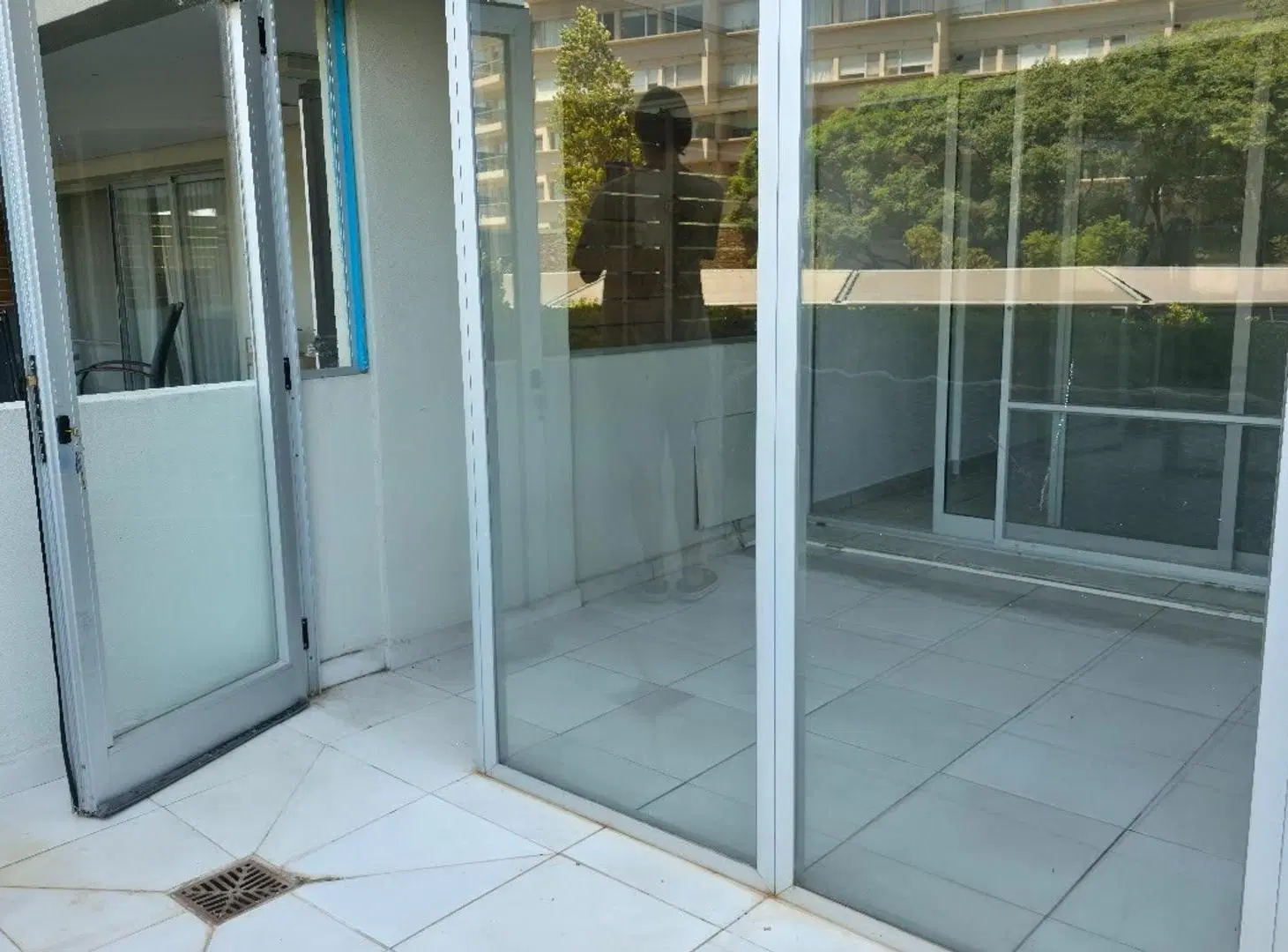 $ 950.000.-ALQUILER EN PESOS - PB 2 AMB. Y MEDIO C/ COCH. 4