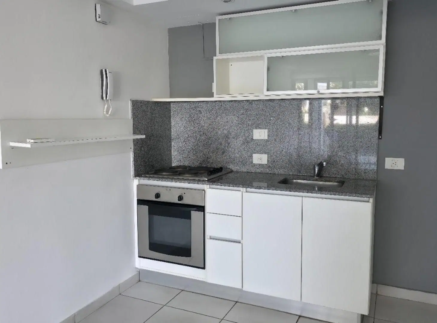 $ 950.000.-ALQUILER EN PESOS - PB 2 AMB. Y MEDIO C/ COCH. 3