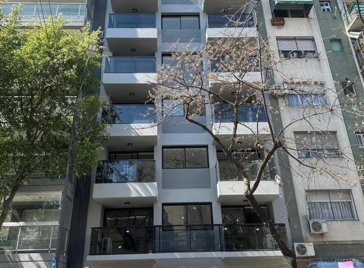 2 AMBIENTES A ESTRENAR FRENTE CON BALCON  BAÑO Y TOILETTE  VESTIDOR HIDALGO 879 3
