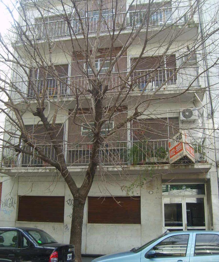 2 AMBIENTES 3 ER PISO POR ESCALERA LATERAL SUPER LUMINOSO COCINA Y BAÑO COMPLETO PLANES 673
