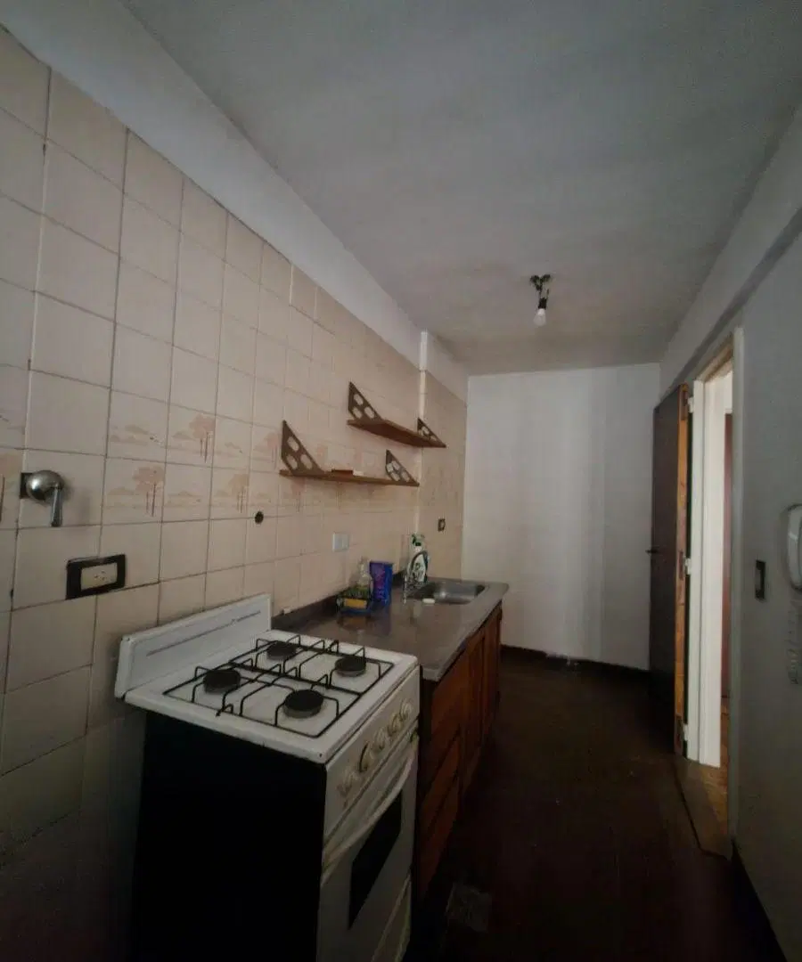 2 AMBIENTES LATERAL BUEN ESTADO COCINA Y BAÑO COMPLETOS COCHERA FIJA CUBIERTA OLAYA 1062 4