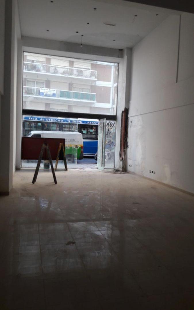 Foto de LOCAL COMERCIAL MODERNO DOBLE ALTURA POSIBILIDAD DE ENTREPISO DIVERSOS, imagen 4