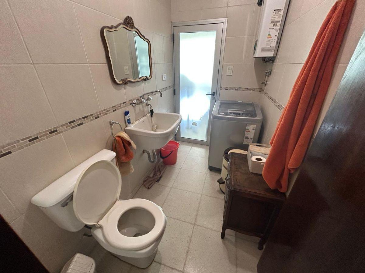 Foto de CASA SOBRE LOTE PROPIO CON JARDIN Y QUINCHO, IMPECABLE ESTADO, imagen 5