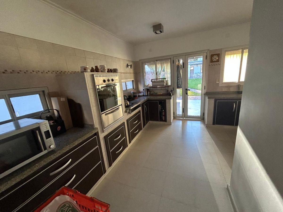Foto de CASA SOBRE LOTE PROPIO CON JARDIN Y QUINCHO, IMPECABLE ESTADO, imagen 2