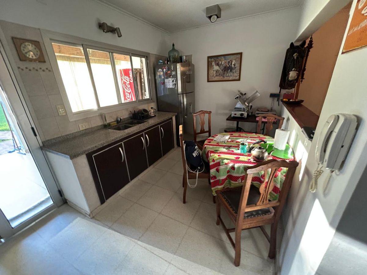 Foto de CASA SOBRE LOTE PROPIO CON JARDIN Y QUINCHO, IMPECABLE ESTADO, imagen 3