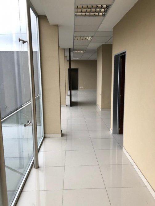 Excelente Galpon Comercial con Oficinas en Lomas de Zamora 4