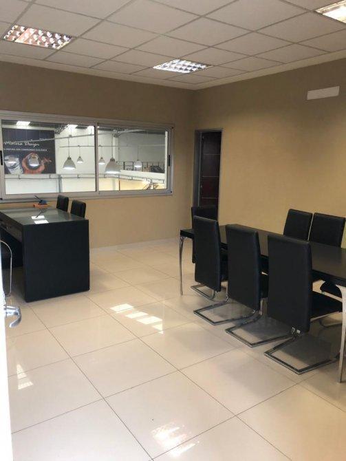 Excelente Galpon Comercial con Oficinas en Lomas de Zamora 3