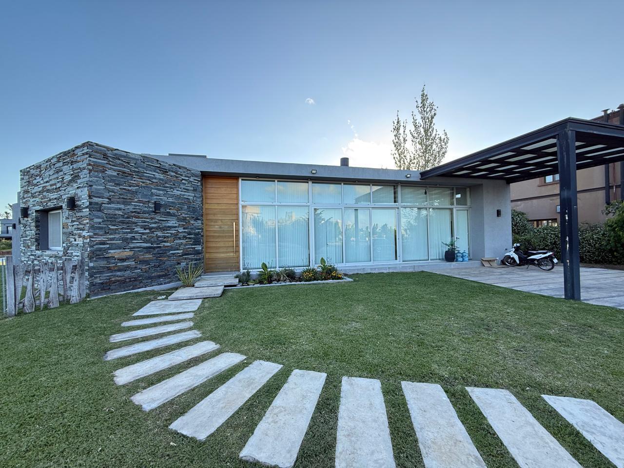 HERMOSA CASA EN VENTA EN LAGOS DE SAN ELISEO