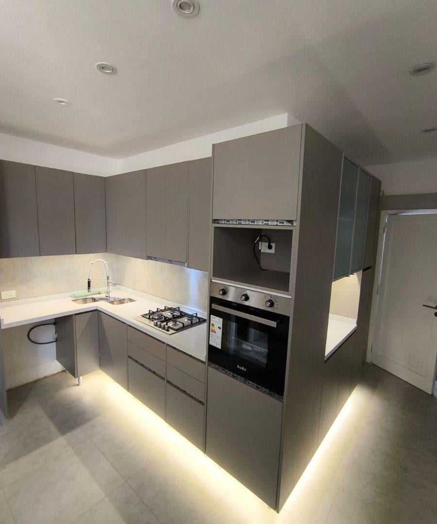 Espectacular semi piso reciclado a nuevo , muy luminoso con baulera