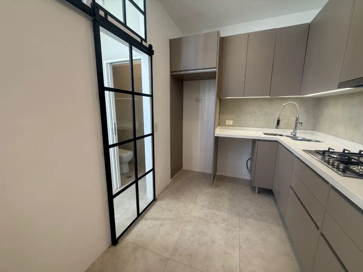 Espectacular semi piso reciclado a nuevo , muy luminoso con baulera 3