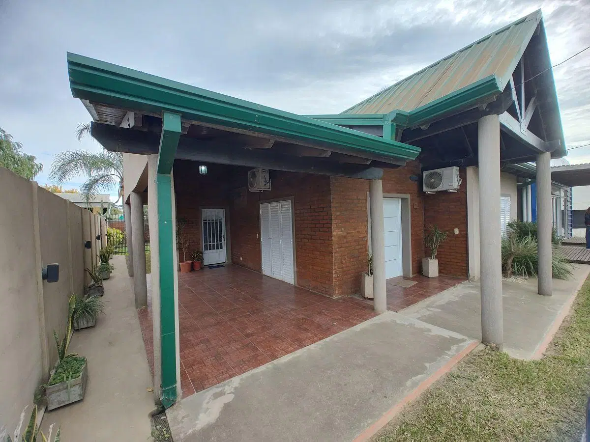 Casa y salón comercial en venta en Villa Elisa ER 2