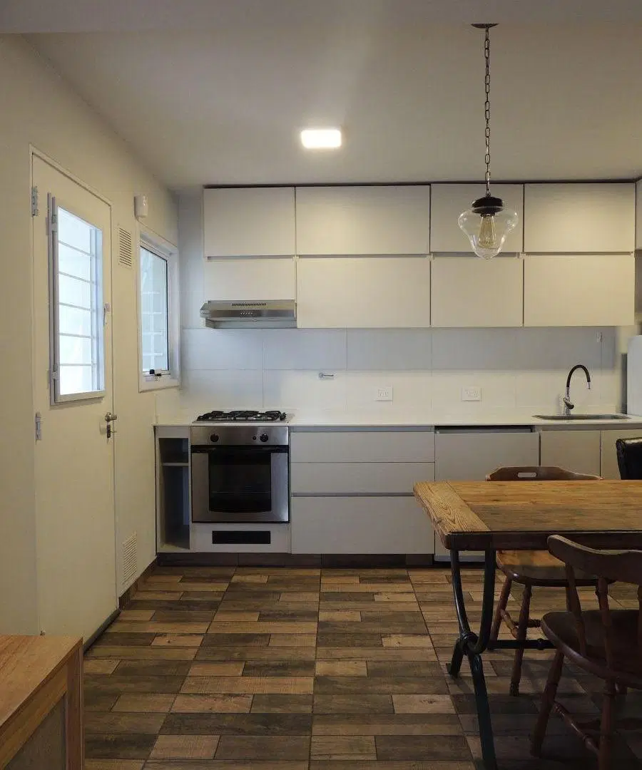 SE ALQUILA CASA MUY SEGURA, FUNCIONAL, SEMI- EQUIPADA 4