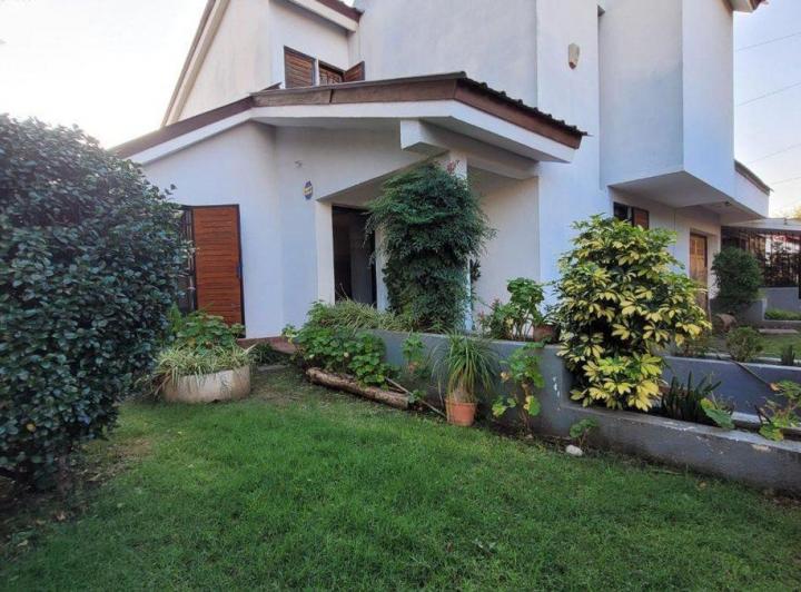 VENTA CASA BARRIO POETA LUGONES 2