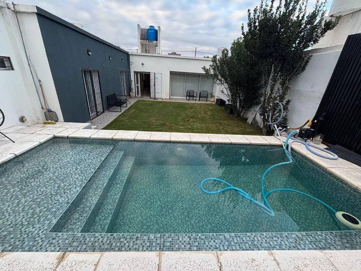 CASA DE CATEGORÍA CON PILETA EN BARRIO TALLERES O 5