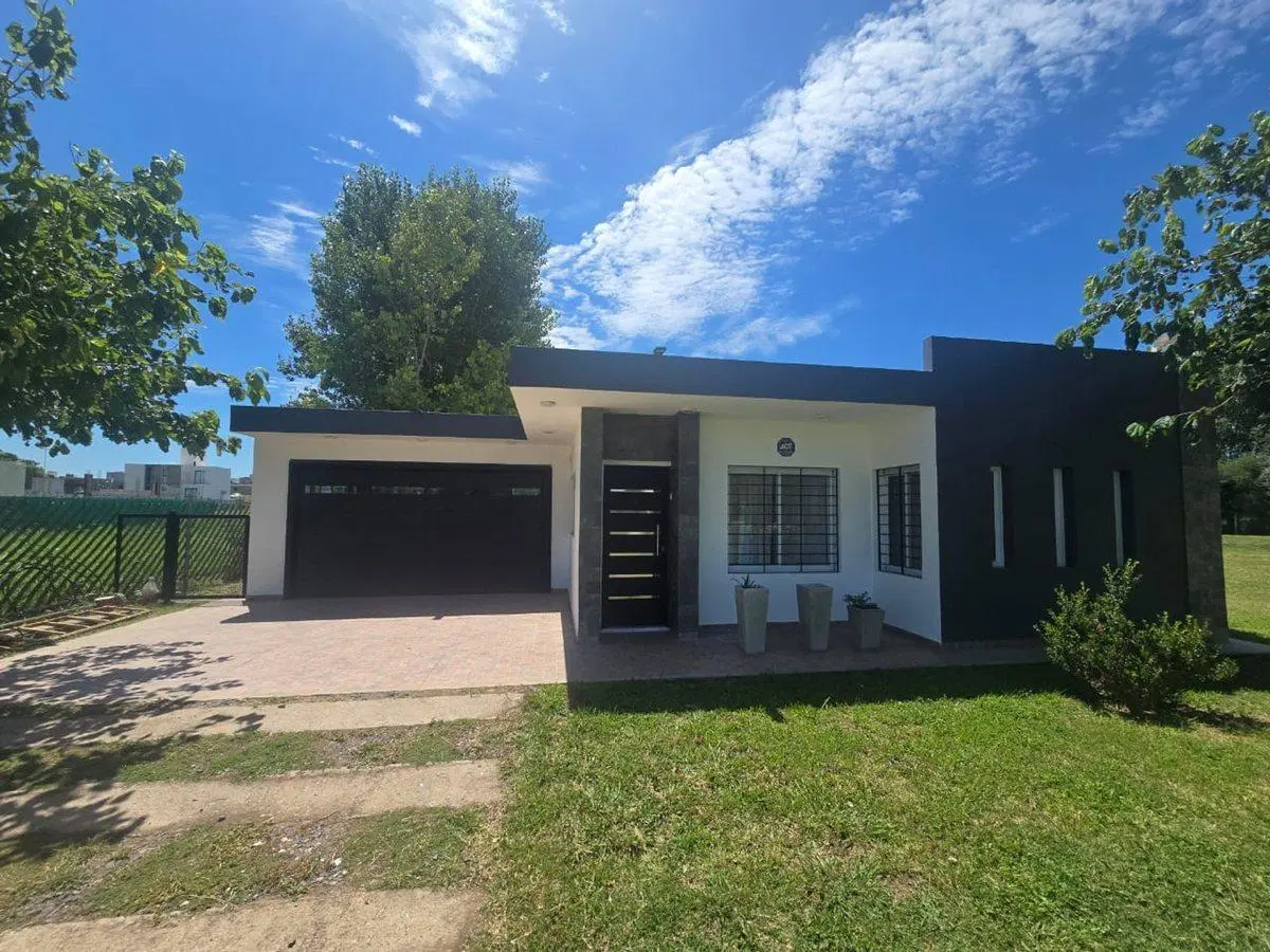 VENTA CASA 2D CON PILETA EN Bº AYRES DEL NORDESTE 5