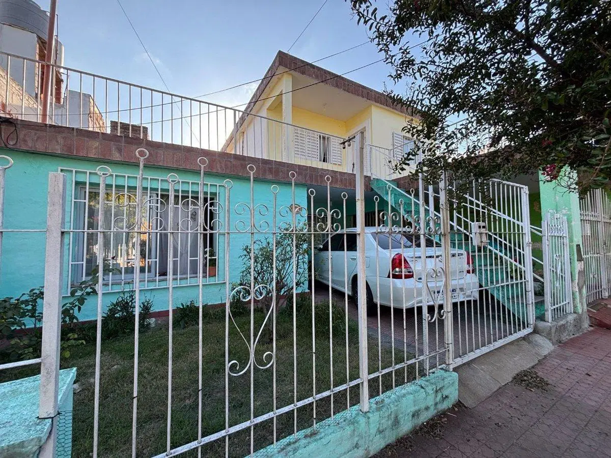VENTA DE CASA EN B SARGENTO CABRAL 2 DORMITORIOS 4